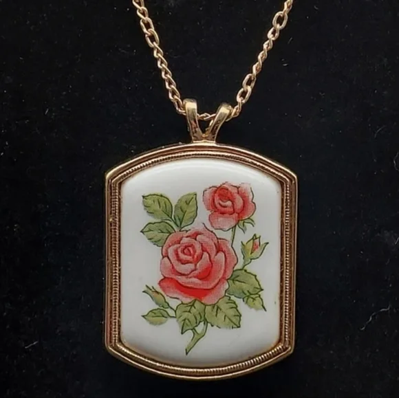 Vintage Avon June Rose Necklace Pendant Gold Tone Chain 1980 Heritage Collection - Picture 7 of 7
